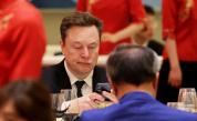 Неловкият селфи момент на Илон Мъск с китайския милиардер Лей Дзю в Пекин
