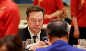 Неловкият селфи момент на Илон Мъск с китайски милиардер в Пекин