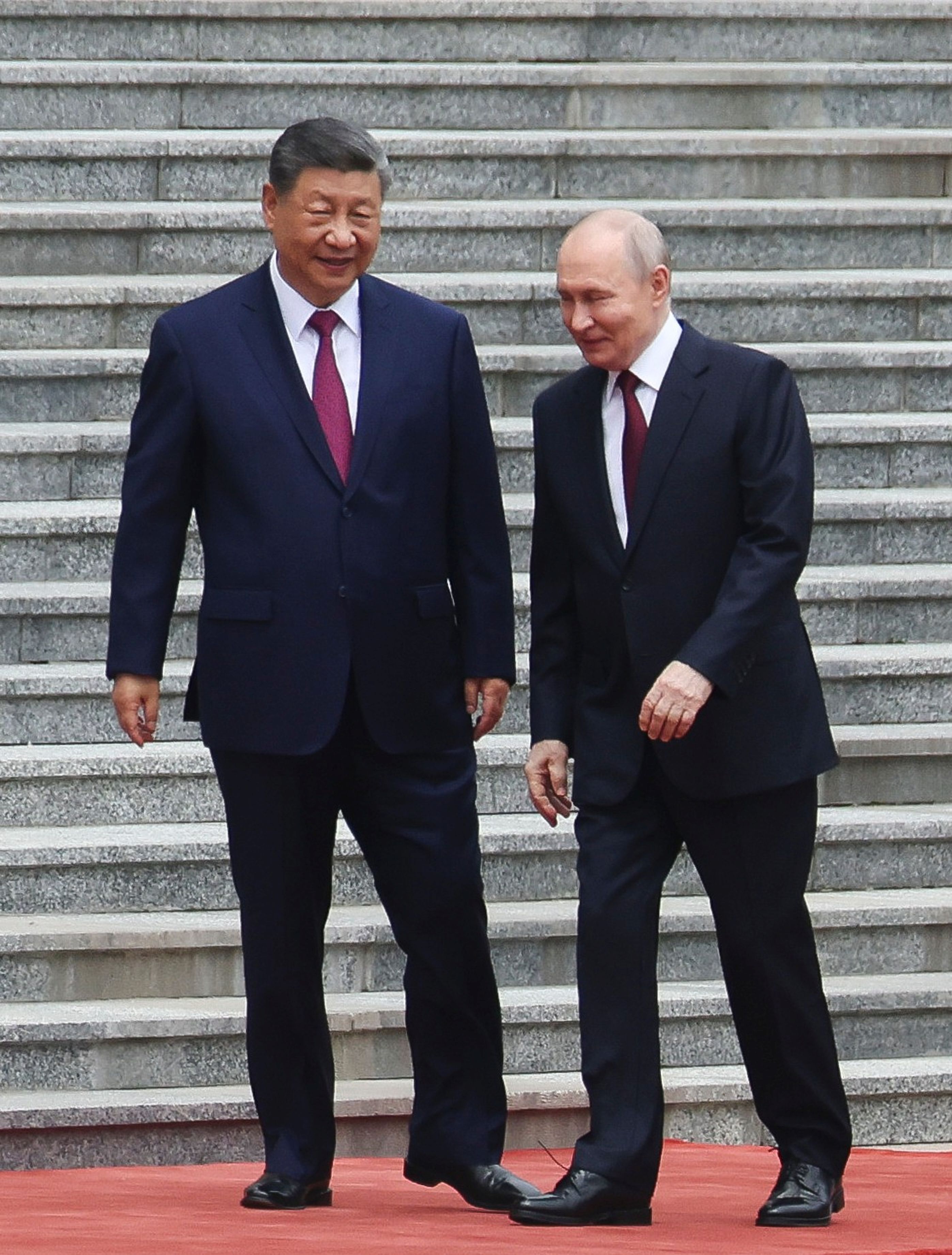 <p>Президентът на Русия Владимир Путин пристигна на официално посещение в Пекин и беше посрещнат лично от китайския президент Си Дзинпин. Си посрещна своя гост на площада, където беше строена почетна гвардия. Путин пристигна със своя автомобил &bdquo;Аурус&ldquo;.</p>
