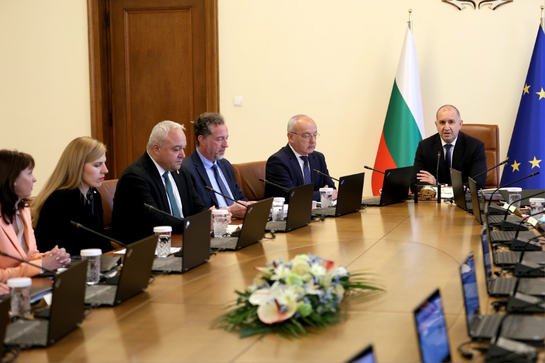 <p>Както вече обявихме, започваме административна реформа с две ясни цели &ndash; повишаване на ефективността и свиване на разходите. Искам ясно да заявя, че няма да има масови уволнения, които водят до загуба на административен капацитет и до правни рискове. Това заяви премиерът Румен Радев в началото на днешното правителствено заседание.</p>