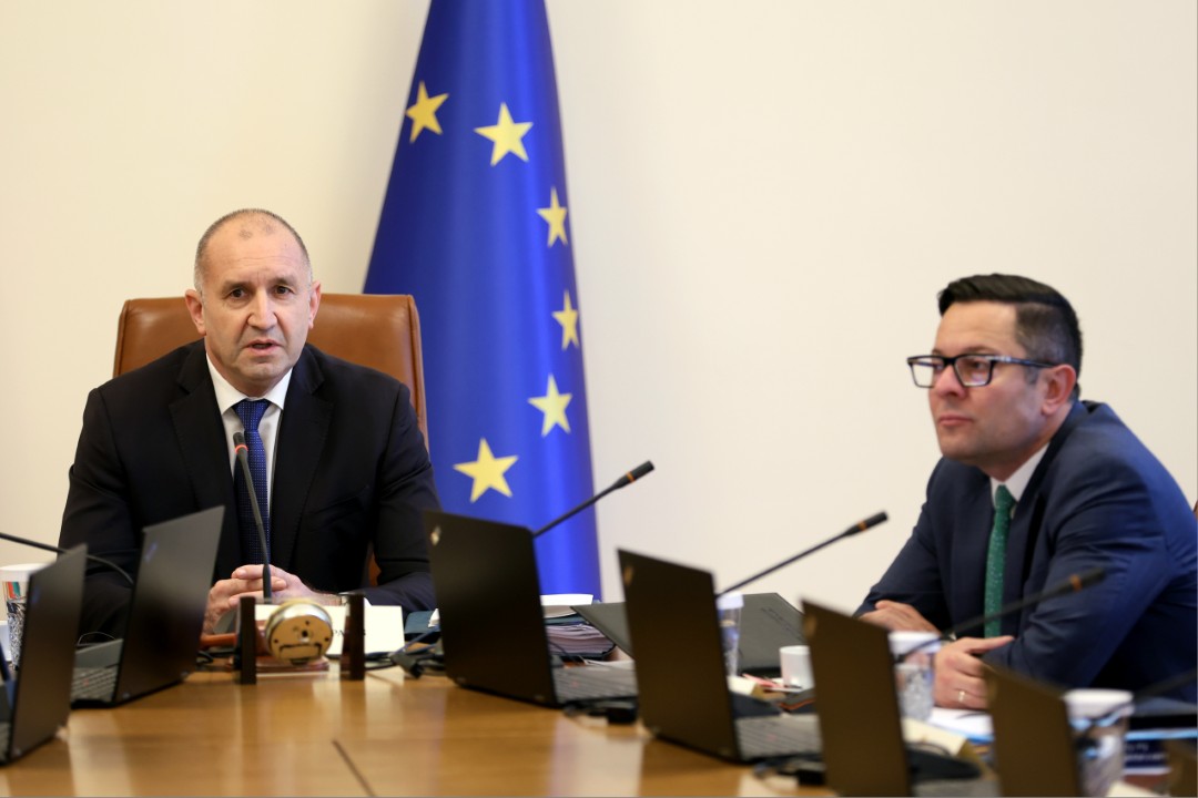 <p>Както вече обявихме, започваме административна реформа с две ясни цели &ndash; повишаване на ефективността и свиване на разходите. Искам ясно да заявя, че няма да има масови уволнения, които водят до загуба на административен капацитет и до правни рискове. Това заяви премиерът Румен Радев в началото на днешното правителствено заседание.</p>