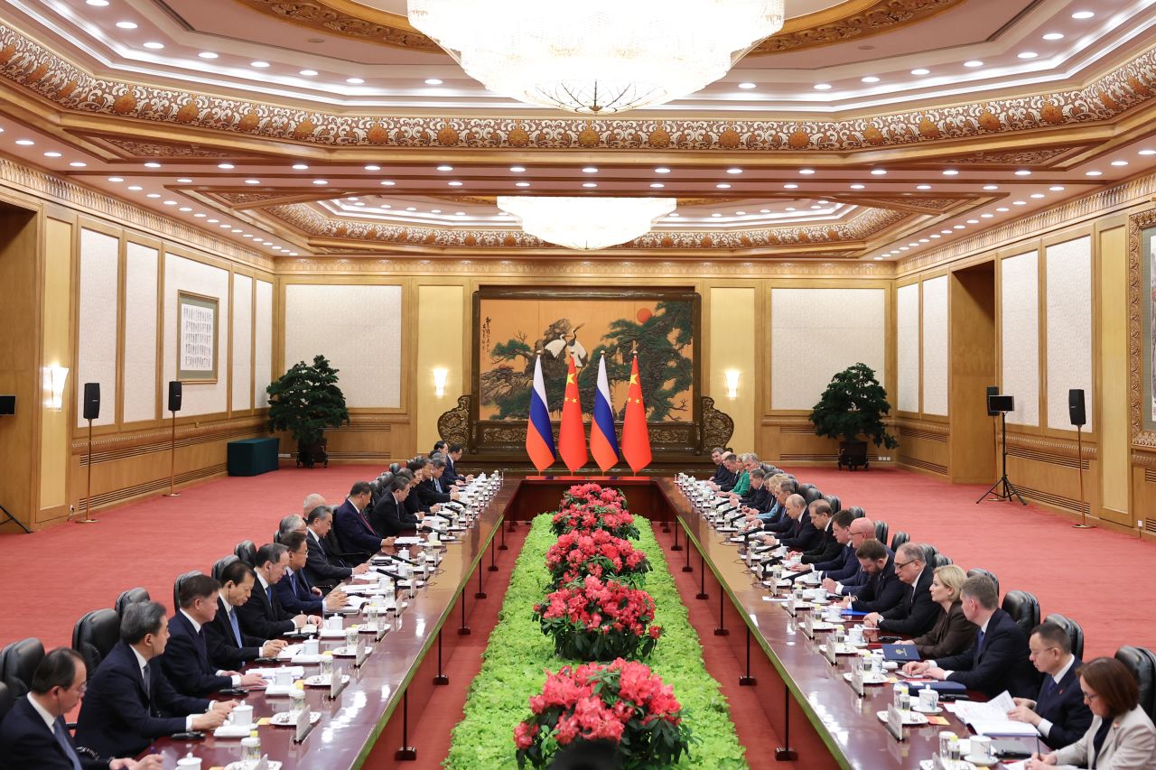 <p>Президентът на Русия Владимир Путин пристигна на официално посещение в Пекин и беше посрещнат лично от китайския президент Си Дзинпин. Си посрещна своя гост на площада, където беше строена почетна гвардия. Путин пристигна със своя автомобил &bdquo;Аурус&ldquo;.</p>