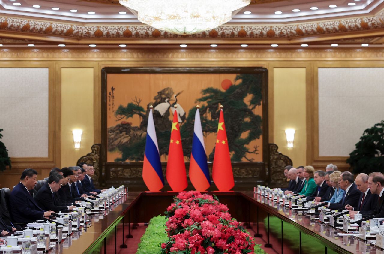 <p>Президентът на Русия Владимир Путин пристигна на официално посещение в Пекин и беше посрещнат лично от китайския президент Си Дзинпин. Си посрещна своя гост на площада, където беше строена почетна гвардия. Путин пристигна със своя автомобил &bdquo;Аурус&ldquo;.</p>