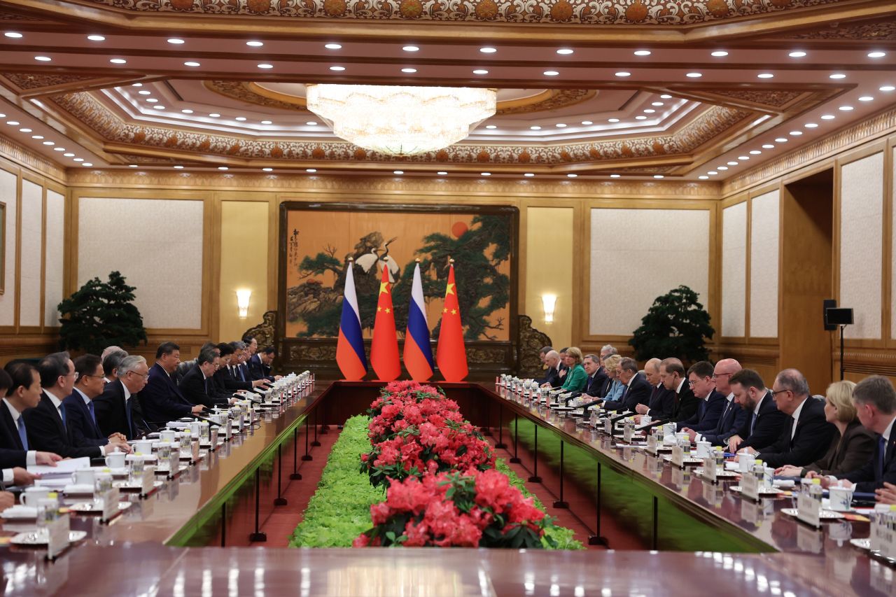 <p>Президентът на Русия Владимир Путин пристигна на официално посещение в Пекин и беше посрещнат лично от китайския президент Си Дзинпин. Си посрещна своя гост на площада, където беше строена почетна гвардия. Путин пристигна със своя автомобил &bdquo;Аурус&ldquo;.</p>