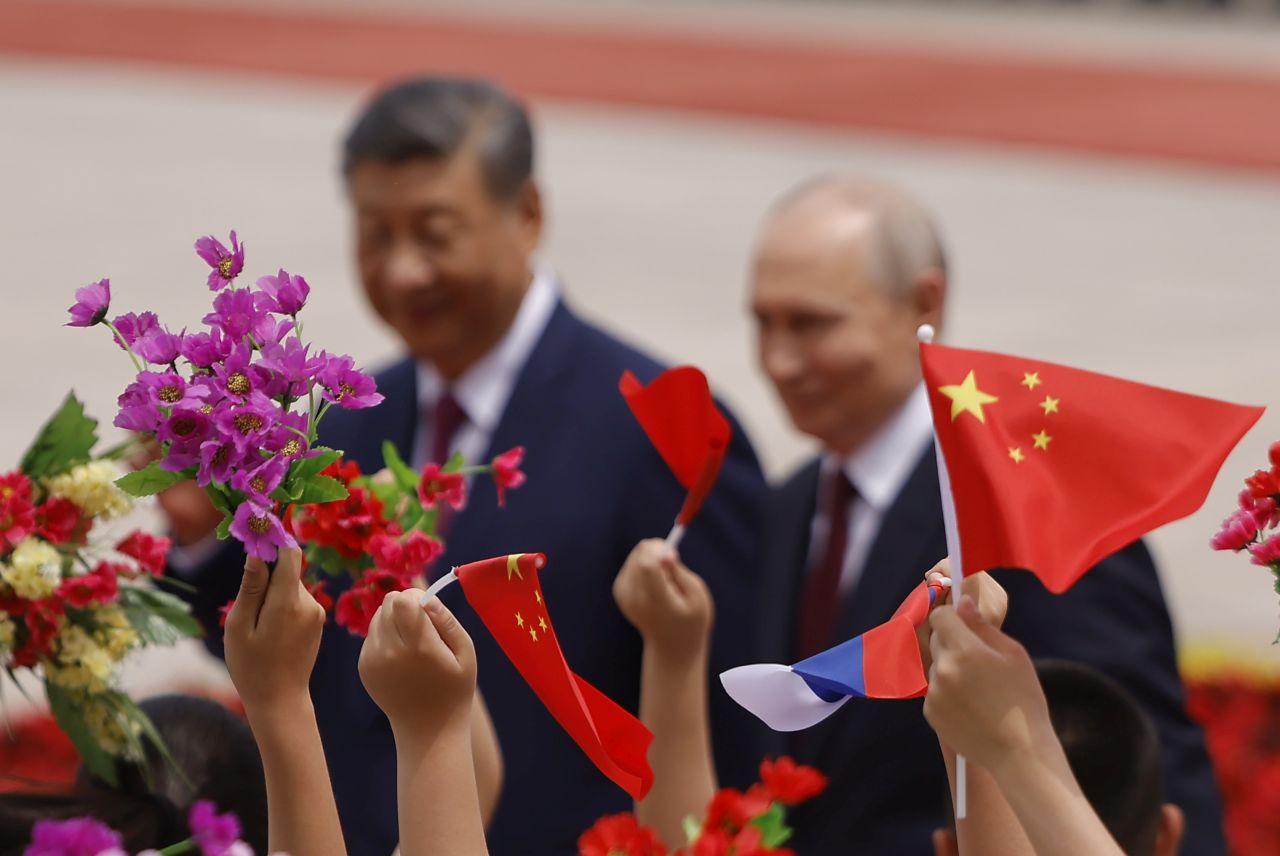 <p>Президентът на Русия Владимир Путин пристигна на официално посещение в Пекин и беше посрещнат лично от китайския президент Си Дзинпин. Си посрещна своя гост на площада, където беше строена почетна гвардия. Путин пристигна със своя автомобил &bdquo;Аурус&ldquo;.</p>