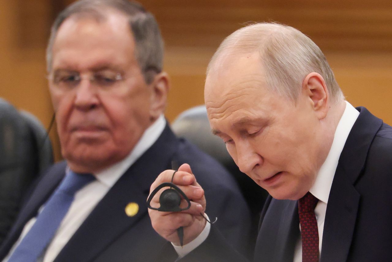 <p>Президентът на Русия Владимир Путин пристигна на официално посещение в Пекин и беше посрещнат лично от китайския президент Си Дзинпин. Си посрещна своя гост на площада, където беше строена почетна гвардия. Путин пристигна със своя автомобил &bdquo;Аурус&ldquo;.</p>
