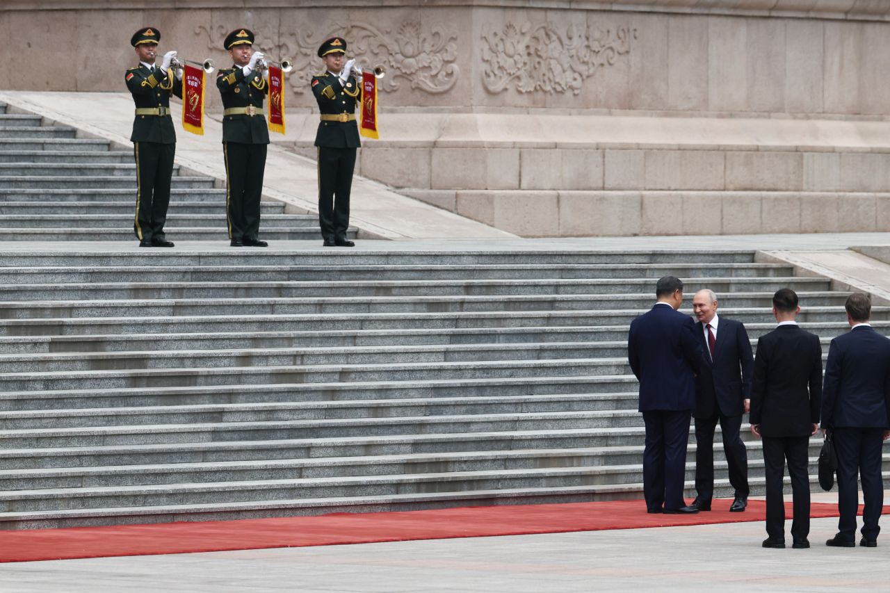 <p>Президентът на Русия Владимир Путин пристигна на официално посещение в Пекин и беше посрещнат лично от китайския президент Си Дзинпин. Си посрещна своя гост на площада, където беше строена почетна гвардия. Путин пристигна със своя автомобил &bdquo;Аурус&ldquo;.</p>