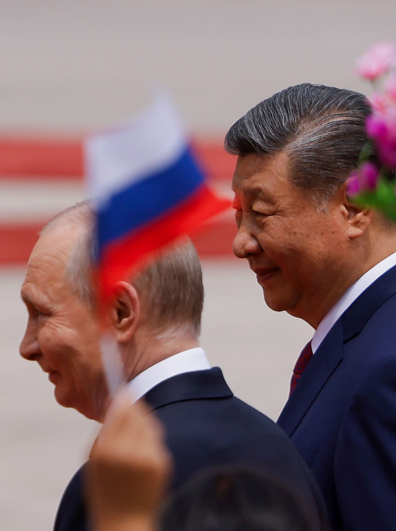 <p>Президентът на Русия Владимир Путин пристигна на официално посещение в Пекин и беше посрещнат лично от китайския президент Си Дзинпин. Си посрещна своя гост на площада, където беше строена почетна гвардия. Путин пристигна със своя автомобил &bdquo;Аурус&ldquo;.</p>