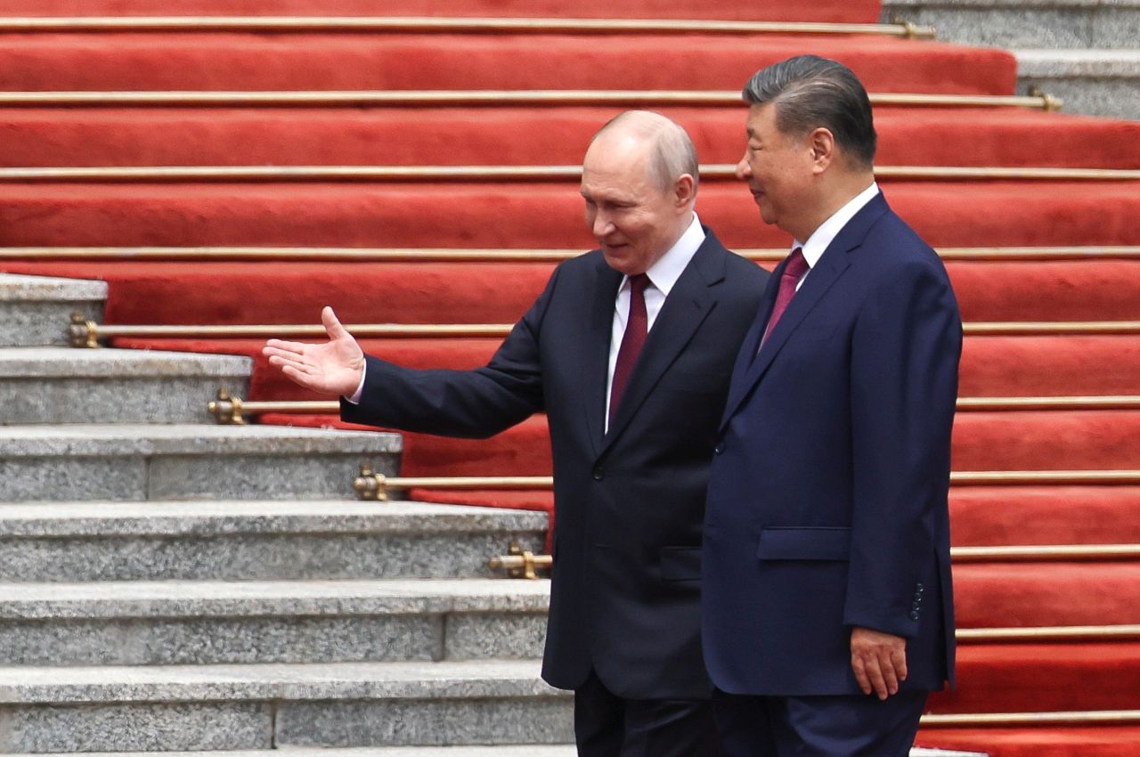 <p>Президентът на Русия Владимир Путин пристигна на официално посещение в Пекин и беше посрещнат лично от китайския президент Си Дзинпин. Си посрещна своя гост на площада, където беше строена почетна гвардия. Путин пристигна със своя автомобил &bdquo;Аурус&ldquo;.</p>