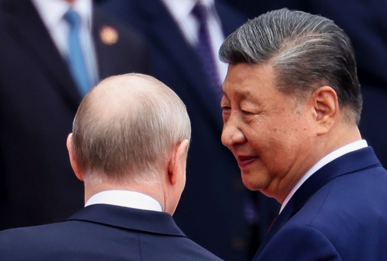 <p>Президентът на Русия Владимир Путин пристигна на официално посещение в Пекин и беше посрещнат лично от китайския президент Си Дзинпин. Си посрещна своя гост на площада, където беше строена почетна гвардия. Путин пристигна със своя автомобил &bdquo;Аурус&ldquo;.</p>