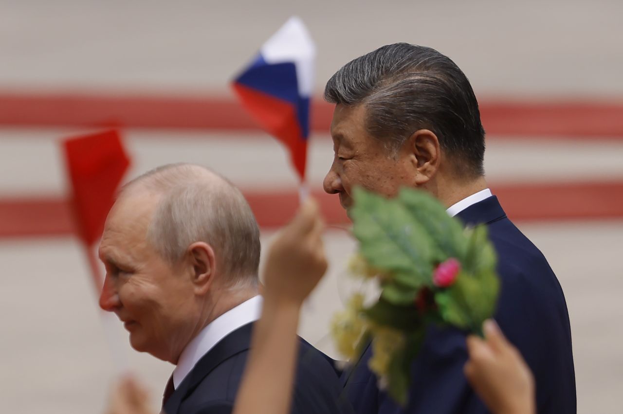 <p>Президентът на Русия Владимир Путин пристигна на официално посещение в Пекин и беше посрещнат лично от китайския президент Си Дзинпин. Си посрещна своя гост на площада, където беше строена почетна гвардия. Путин пристигна със своя автомобил &bdquo;Аурус&ldquo;.</p>
