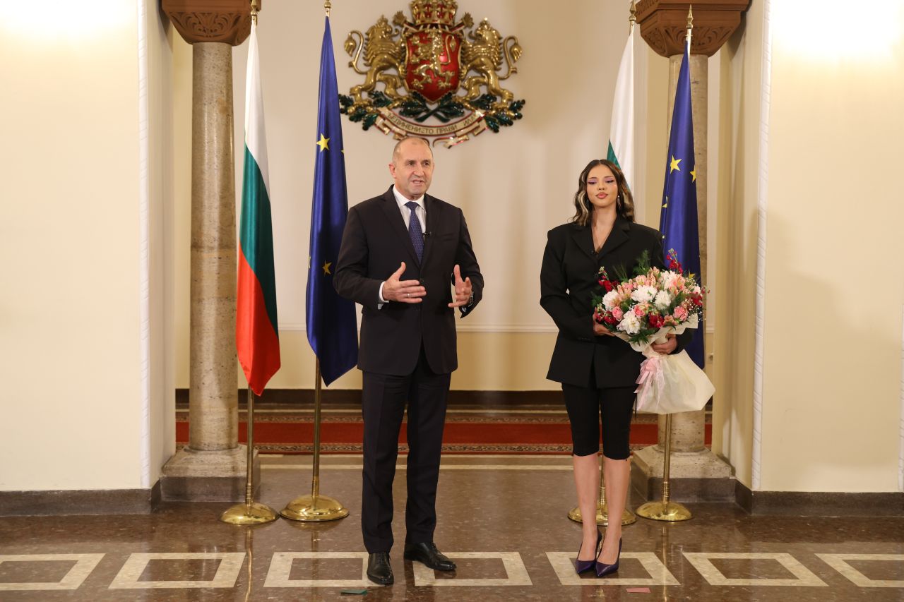 <p>Премиерът Румен Радев и певицата DARA направиха първата официална стъпка към домакинството на България за &bdquo;Евровизия&ldquo; 2027, превръщайки голямата победа в повод за национална гордост.</p>