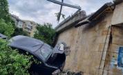 Полицейска гонка и катастрофа в Бургас: Шофьорът избяга, в колата му откриха мигранти