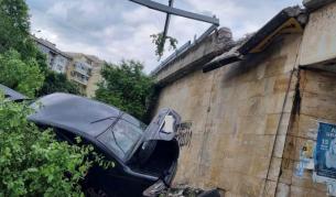Полицейска гонка и катастрофа в Бургас: Шофьорът избяга, в колата му откриха мигранти
