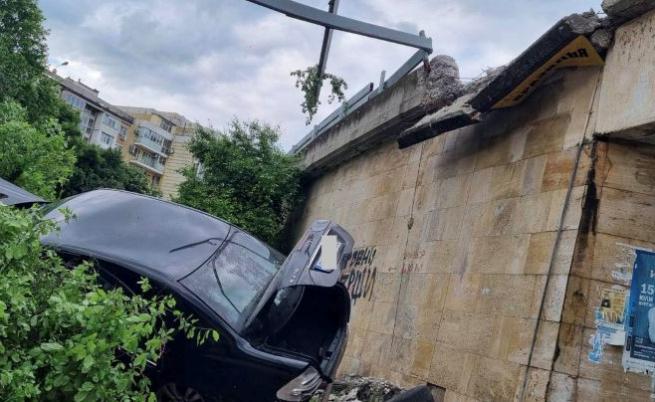 Полицейска гонка и катастрофа в Бургас: Шофьорът избяга, в колата му откриха мигранти