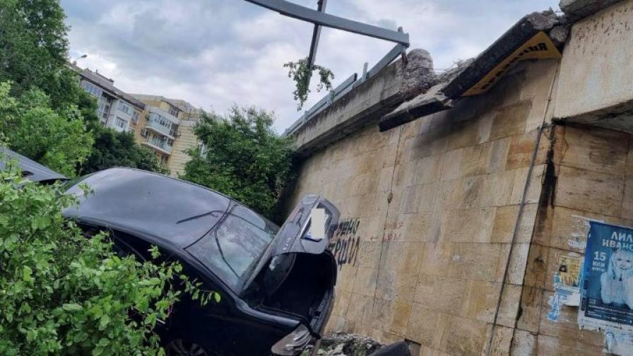 Полицейска гонка и катастрофа в Бургас: Шофьорът избяга, в колата му откриха мигранти
