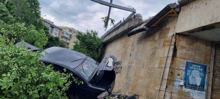 Полицейска гонка и катастрофа в Бургас: Шофьорът избяга, в колата му откриха мигранти