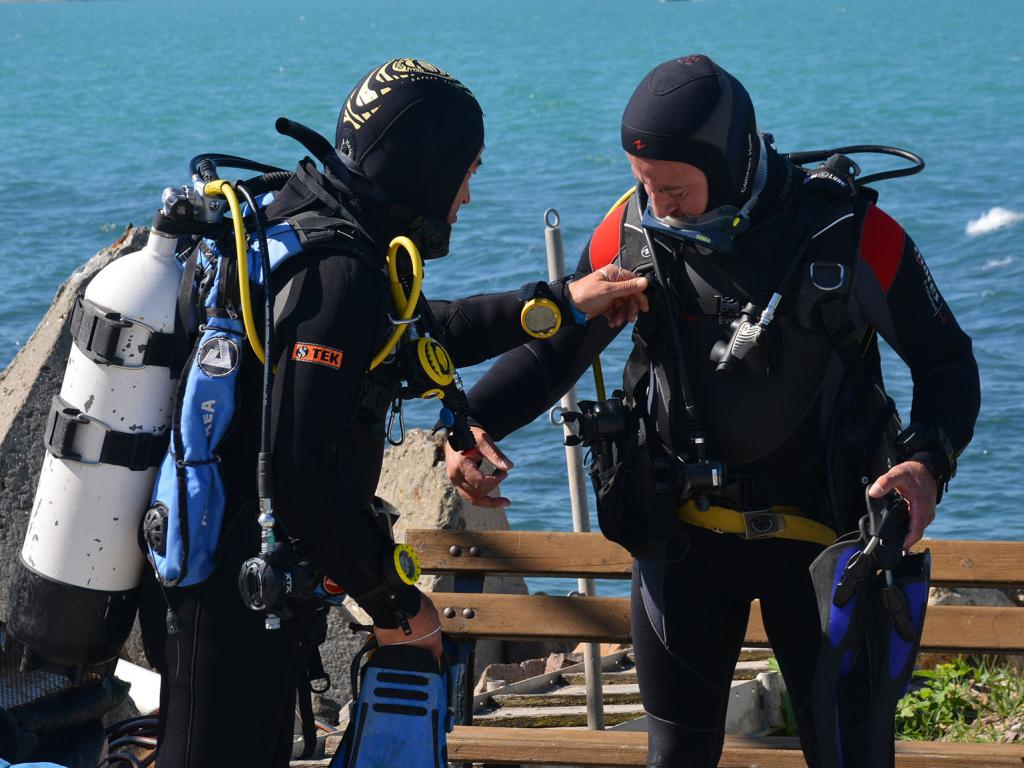 Водолази чистят морето край остров Света Анастасия