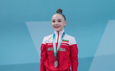 Шампионски сълзи и емоцията да пееш химна у дома с цялата зала (видео)