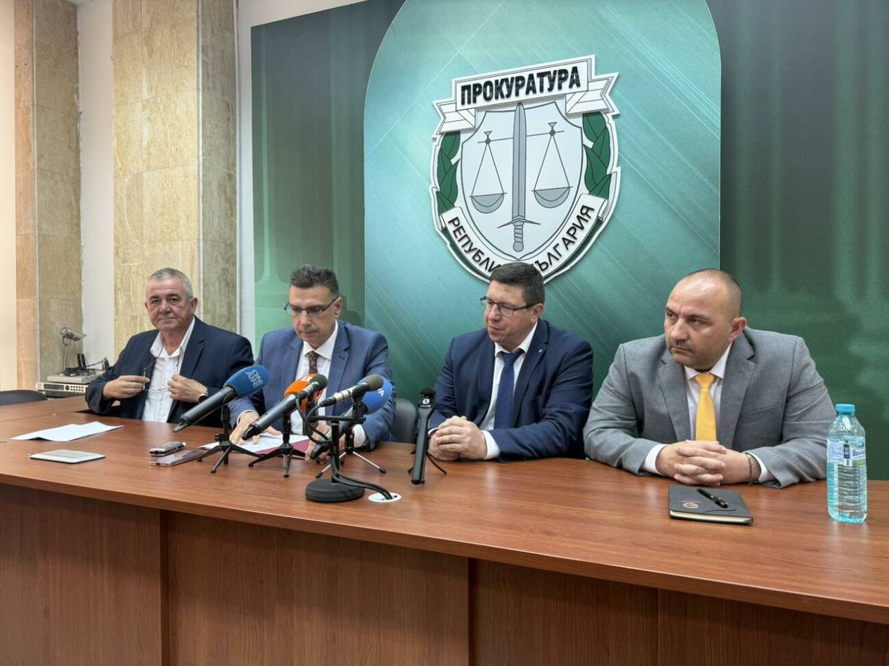 <p>Вижте ексклузивни кадри от детайлно планираната операция на ДАНС и ГДБОП, при която в складова база бяха иззети над 250 килограма марихуана и хеликоптер, подготвени за мащабен трафик към Турция.</p>