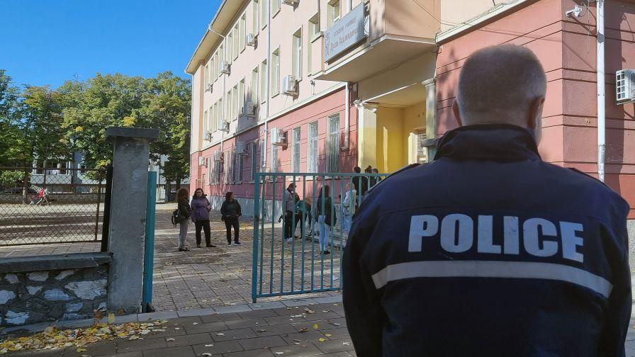 Сигнал за бомби в над 70 училища в страната