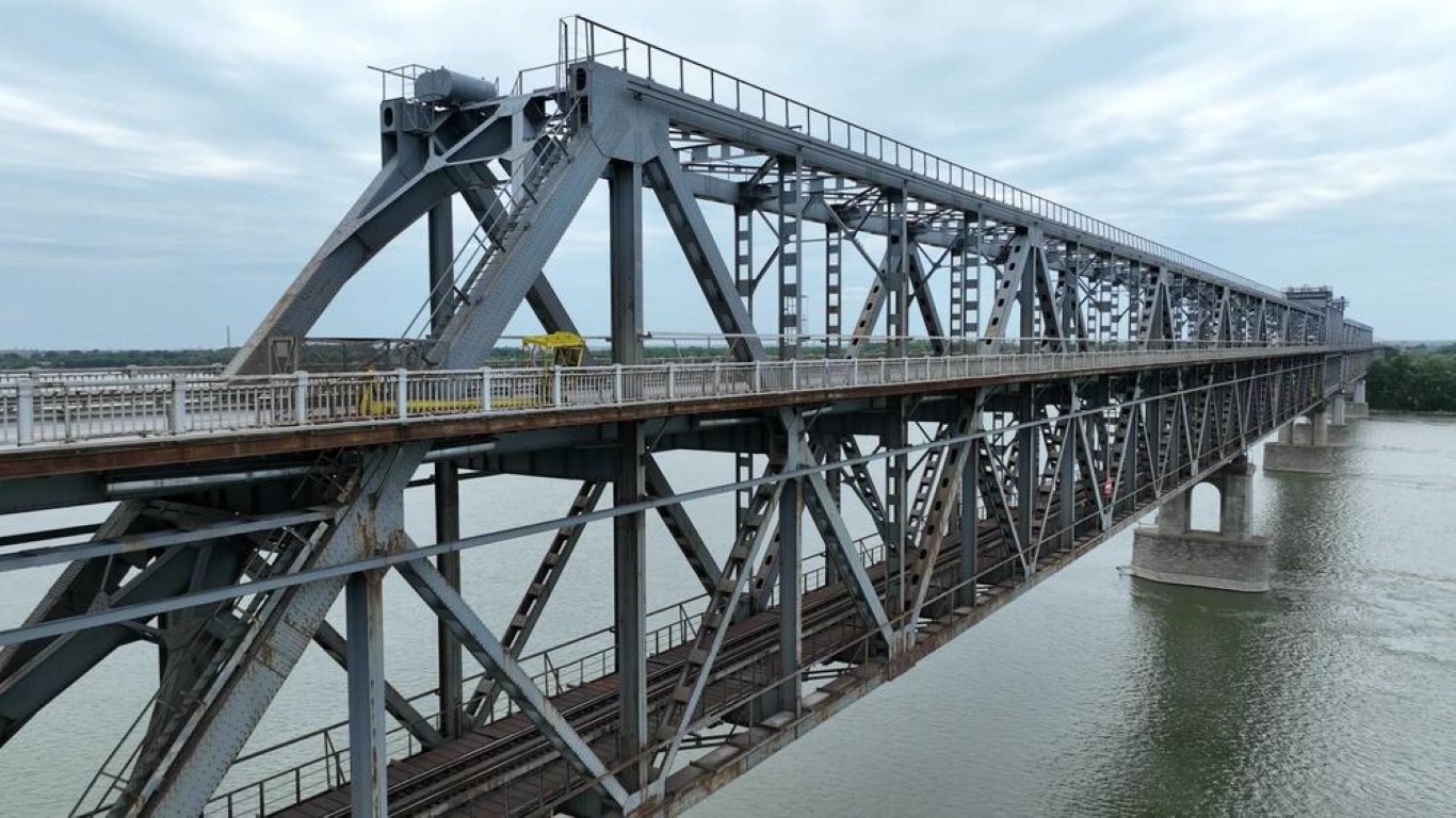Утре спират движението по Дунав мост при Русе