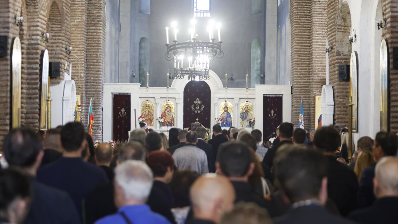 <p>Стотици се стекоха в столицата, за да изпратят Любен Дилов-син, отишъл си на 61 години</p>