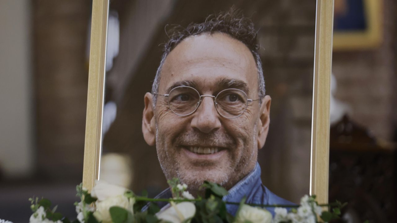 <p>Стотици се стекоха в столицата, за да изпратят Любен Дилов-син, отишъл си на 61 години</p>