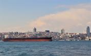 Евакуираха моряци след 10 месеца на изоставен кораб край Истанбул