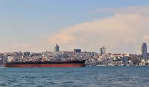 Евакуираха моряци след 10 месеца на изоставен кораб край Истанбул