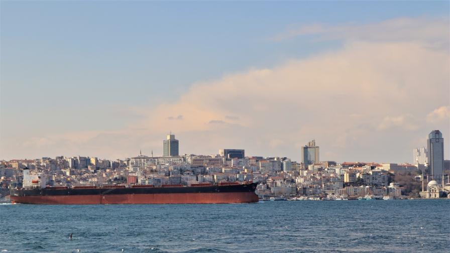 Евакуираха моряци след 10 месеца на изоставен кораб край Ист