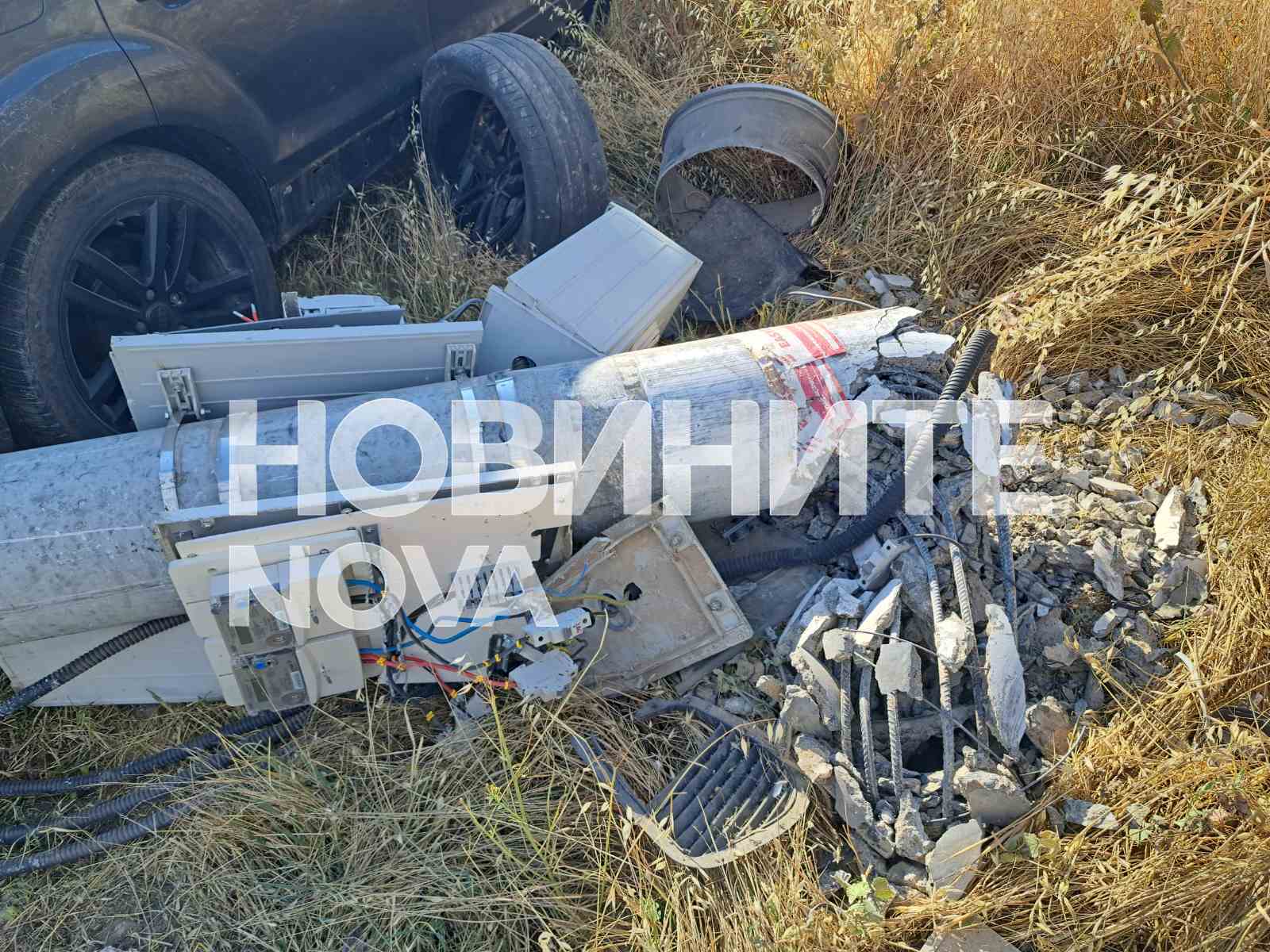 Пиян бутна електрически стълб и остави част от село без ток