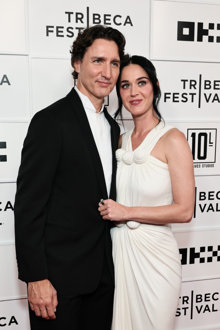 <p>Поп звездата и бившият премиер на Канада приковаха погледите в Ню Йорк на премиерата на нейния концертен филм &bdquo;Кейти Пери: Турнето на живота - на живо от Париж&ldquo;. Година след като започнаха да излизат, двамата най-накрая се появиха заедно като двойка</p>
