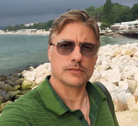 Театралната и кино звезда Владимир Карамазов притесни сериозно феновете си