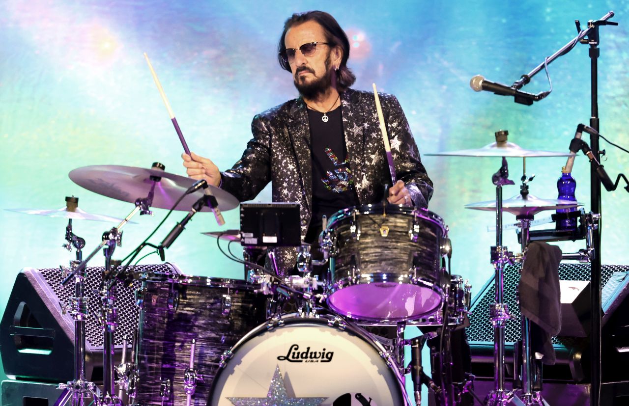 <p>Легендарният барабанист на The Beatles Ринго Стар подари на хиляди фенове в Лос Анджелис една незабравима вечер, изпълнена с вечни хитове, много усмивки и неговото емблематично послание за &bdquo;мир и любов&ldquo;</p>