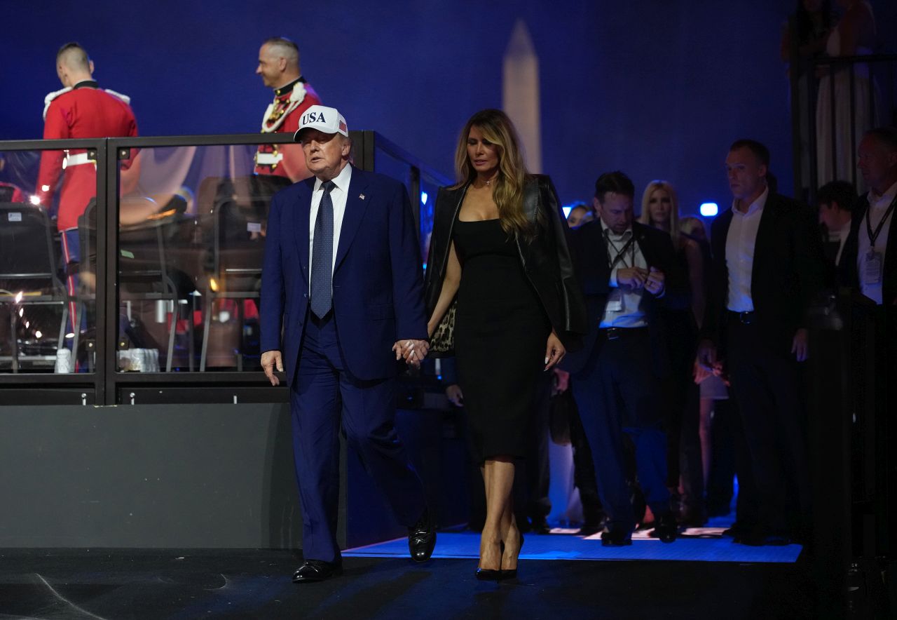 <p>Първата дама Мелания Тръмп пристигна за ММА мачовете от веригата UFC, организирани за рождения ден на президента Доналд Тръмп с кожено якде, което носеше по своя запазен начин &ndash; наметнато върху раменете. Военен ескорт вървеше редом с нея, докато тя преминаваше по Южната морава.</p>