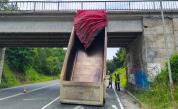 Самосвал удари мост и затвори пътя Китен - Бургас