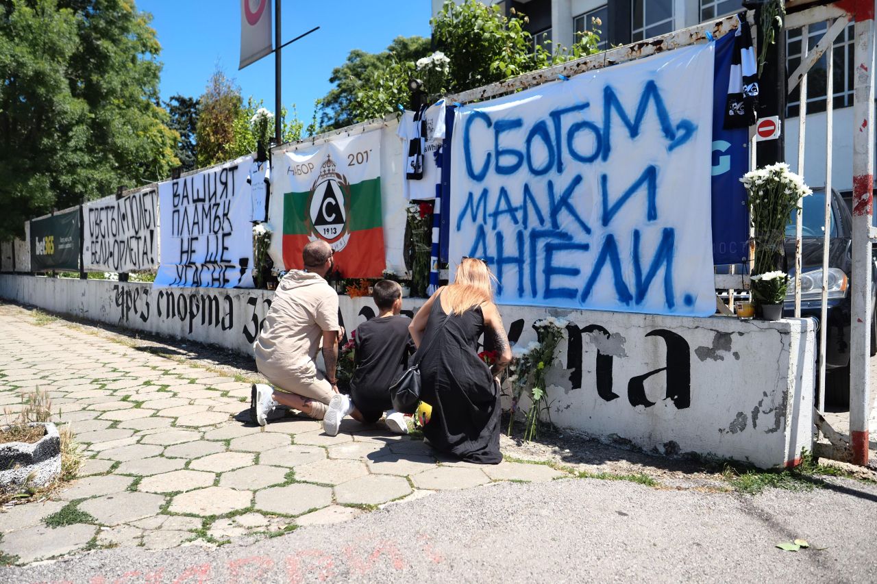 <p>Стадион "Славия" се превърна в място за преклонение. Фенове, колеги и съотборници оставиха цветя и транспаранти в памет на двете момчета от набор 2017 година и техния баща, които загубиха живота си в трагичния инцидент на АМ "Тракия".</p>