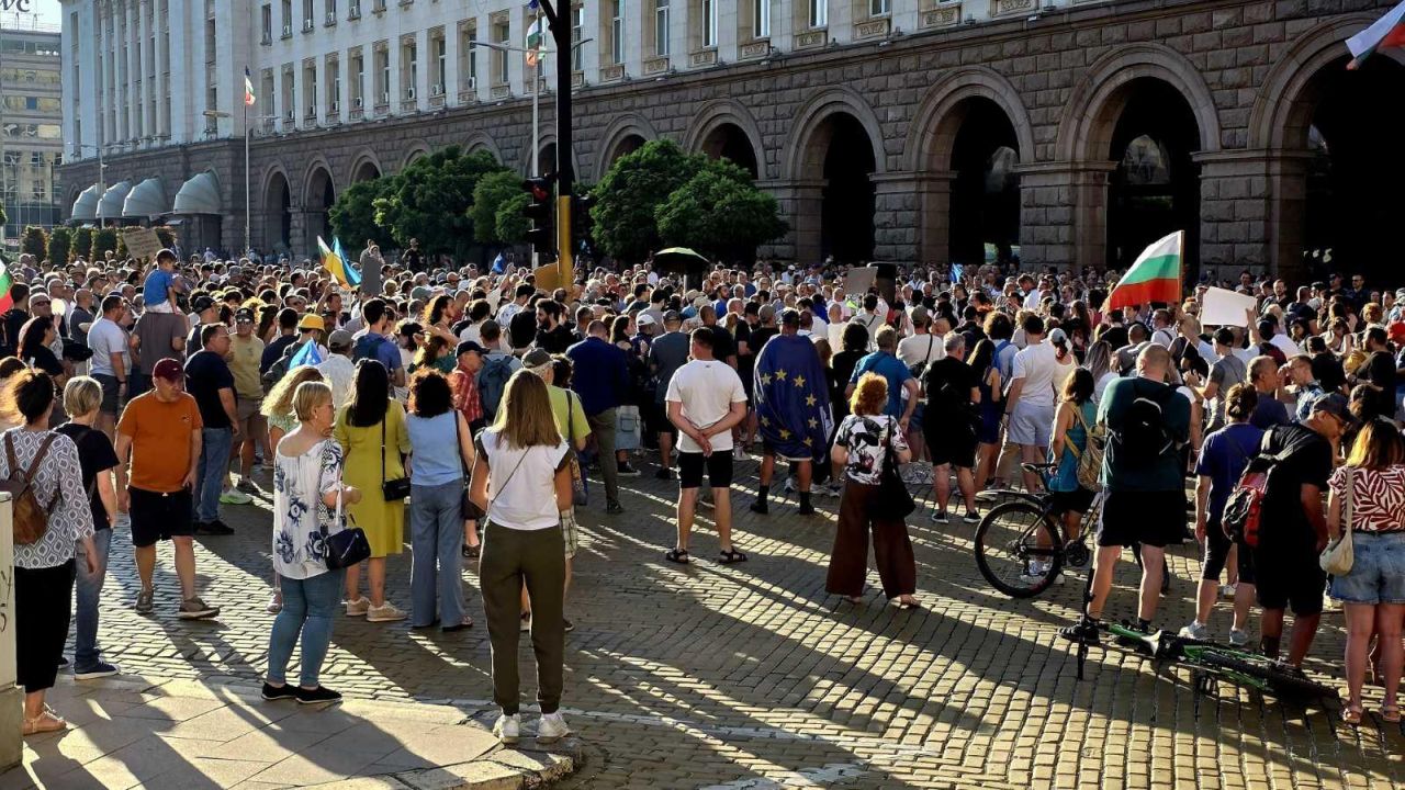 <p>С викове &bdquo;Оставка!&ldquo; започна първият протест срещу премиера Румен Радев пред сградата на Министерския съвет. На място се събраха стотици граждани с български и европейски знамена, както и представители на граждански организации. Протестиращите скандират и &bdquo;Тук не е Москва&ldquo;.</p>