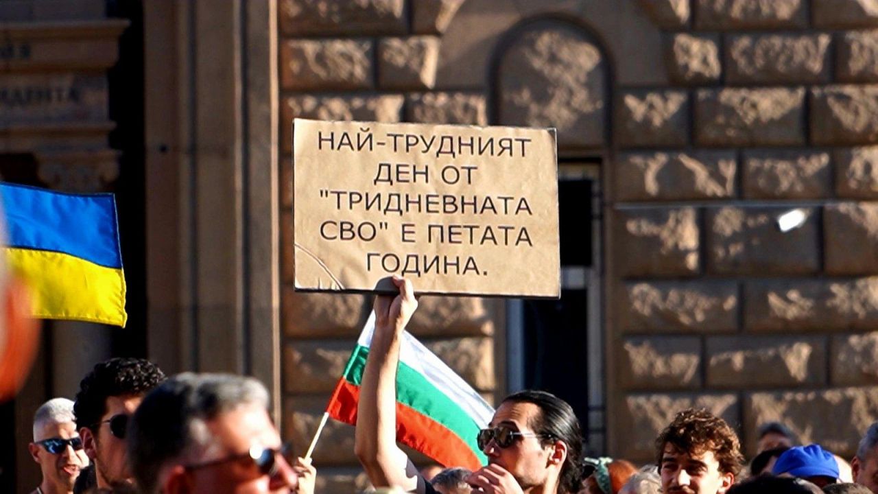 <p>С викове &bdquo;Оставка!&ldquo; започна първият протест срещу премиера Румен Радев пред сградата на Министерския съвет. На място се събраха стотици граждани с български и европейски знамена, както и представители на граждански организации. Протестиращите скандират и &bdquo;Тук не е Москва&ldquo;.</p>