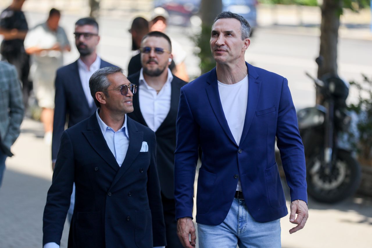<p>Спортният министър Енчо Керязов, генералният секретар на Европейския бокс Мартин Волке и президентът на БФБ Красимир Инински посрещнаха боксовата легенда Владимир Кличко на официална среща у нас.</p>