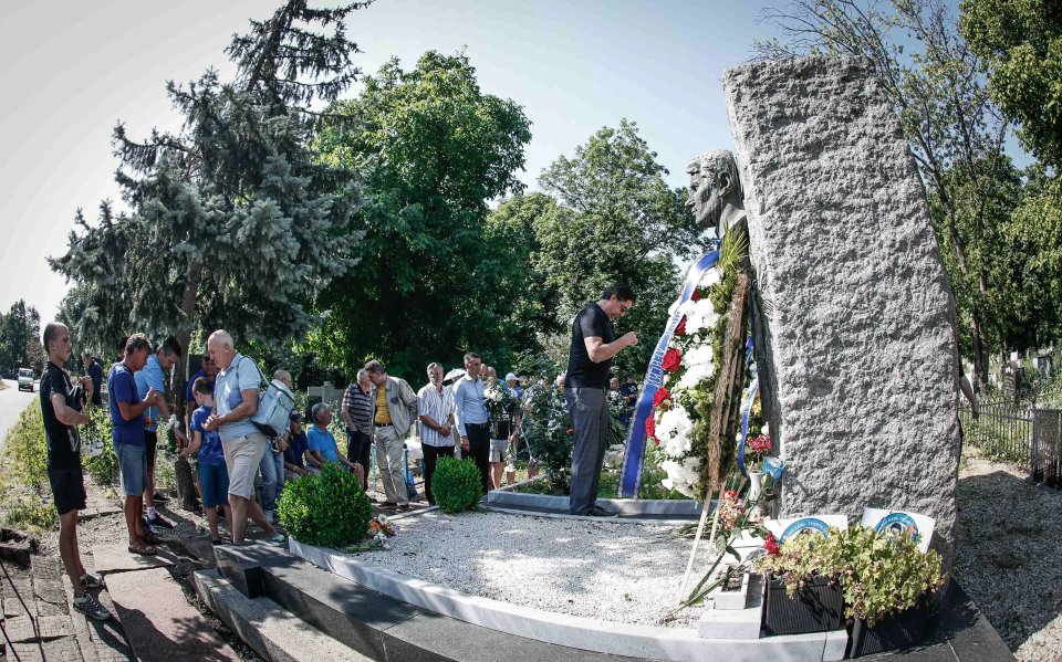 Поднасяне на венци и цветя в памет на Георги Аспарухов1