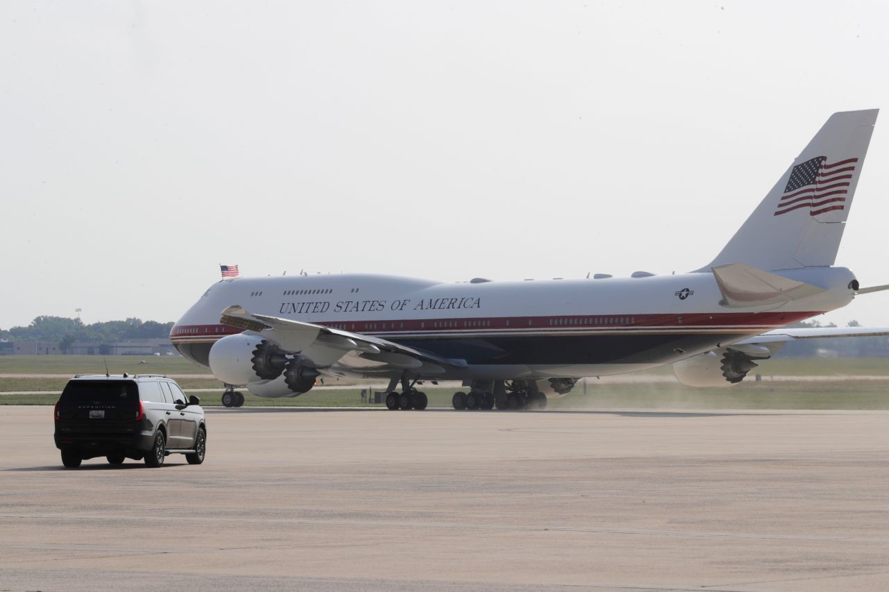 <p>Новият президентски самолет Боинг 747-8, получен като подарък от Катар, впечатлява с луксозен интериор със златни детайли, масажни седалки и най-модерна техника.</p>