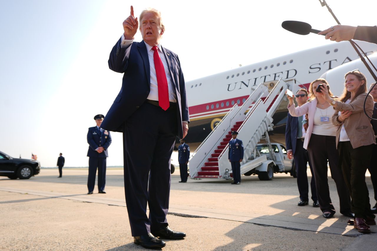 <p>Новият президентски самолет Боинг 747-8, получен като подарък от Катар, впечатлява с луксозен интериор със златни детайли, масажни седалки и най-модерна техника.</p>