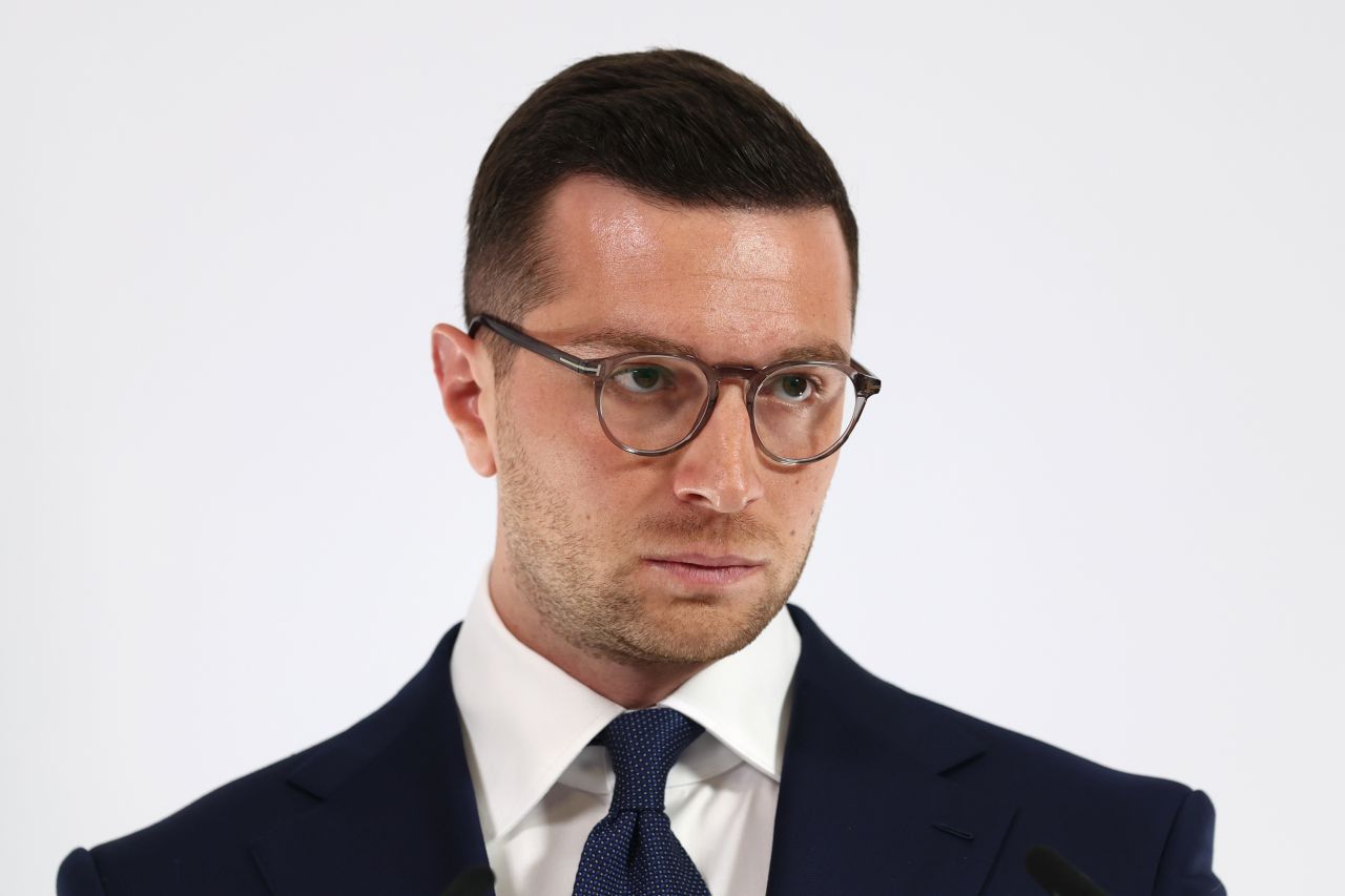 <p>30-годишният лидер на &bdquo;Национален сбор&ldquo; се превърна в новото лице на френската десница и основен претендент за властта в Париж.</p>