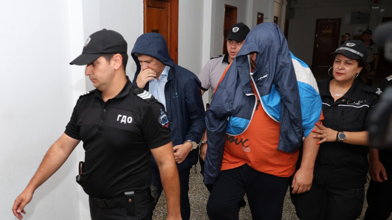 Съдът пусна обвиняемите от ВиК-Бургас под домашен арест и парична гаранция