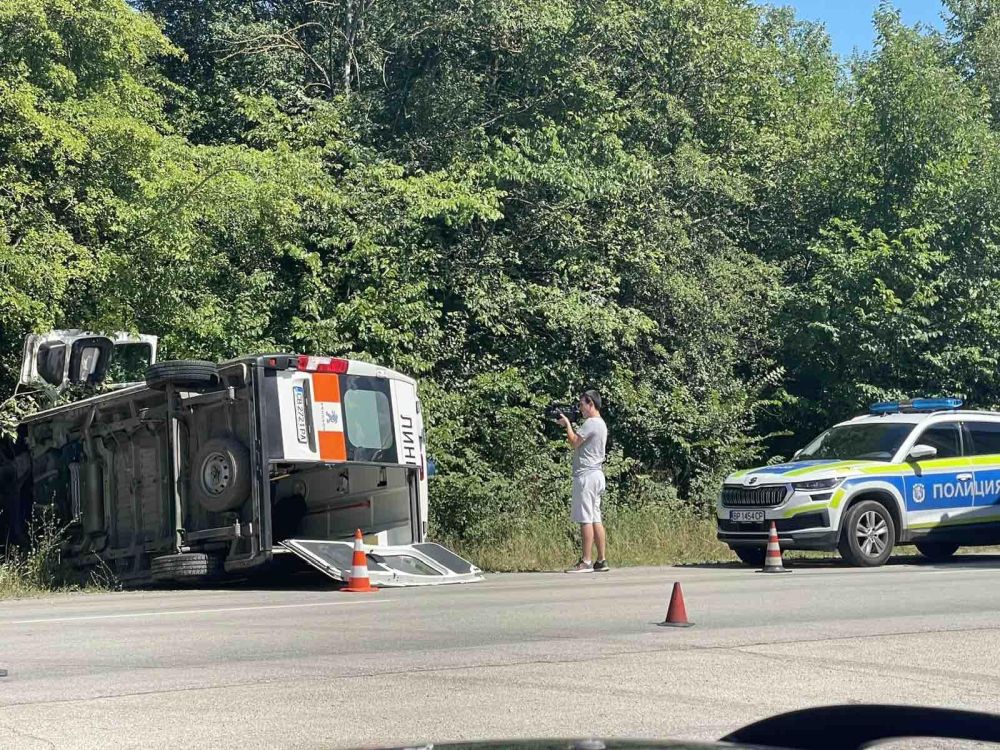 Автомобил блъсна линейка с пациент на Е-79 край Враца