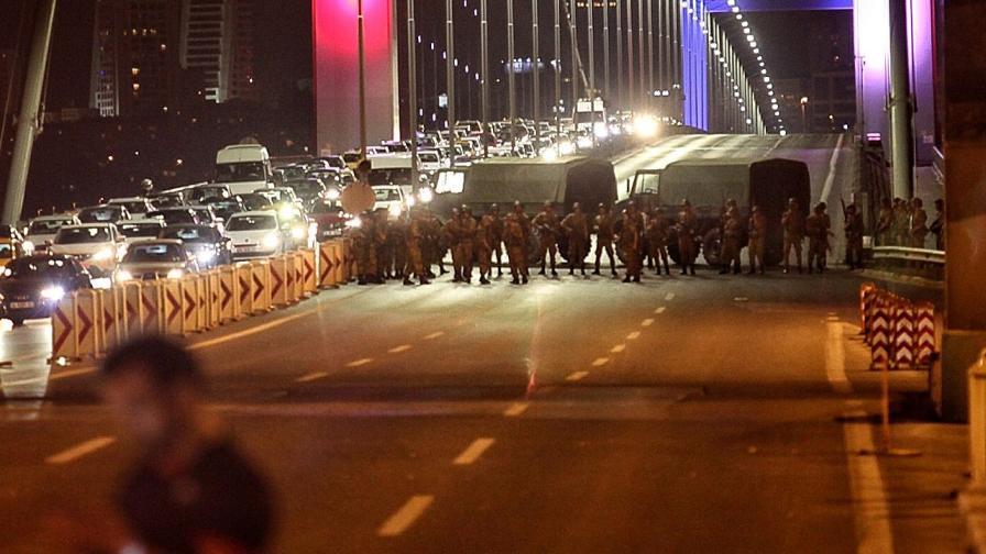 Армейски части се разположиха на ключови места в столицата Анкара и на мостовете над Босфора в Истанбул в нощта на 15 срещу 16 юли 2016 г.