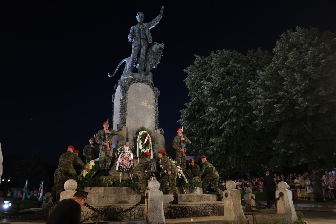 По думите на държавния глава заветите на безсмъртния герой, които някога обърнаха времето и промениха родината ни, тази вечер ще достигнат до всяко българско сърце