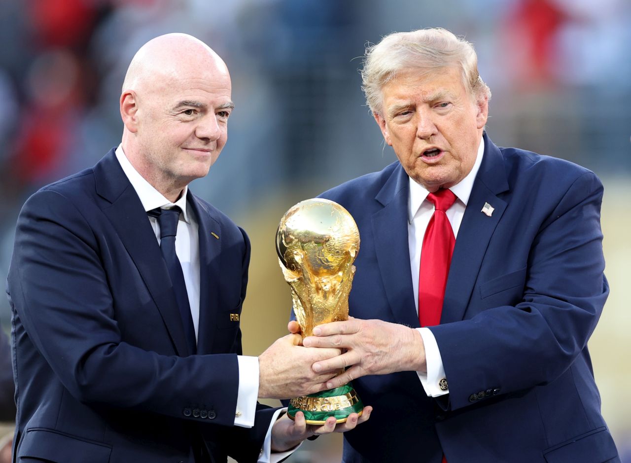<p>Президентът на САЩ Доналд Тръмп и президентът на ФИФА Джани Инфантино бяха освиркани, когато излязоха на терена за церемонията по награждаването на финала на Мондиал 2026, преди Тръмп да се опита неразрешено да се присъедини към партито за победата на Испания</p>